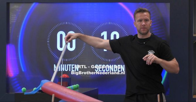 De bewoners moeten een levensgrote knikkerbaan maken door het Big Brother huis