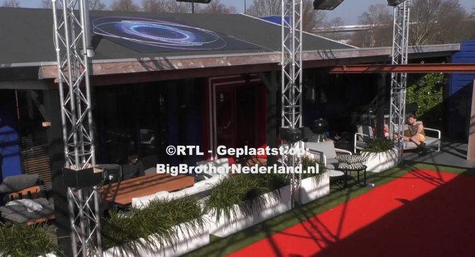 De bewoners staan laat op en wachten in het zonnetje op de liveshow