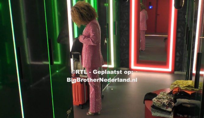 De finalisten worden wakker op de finaledag van Big Brother