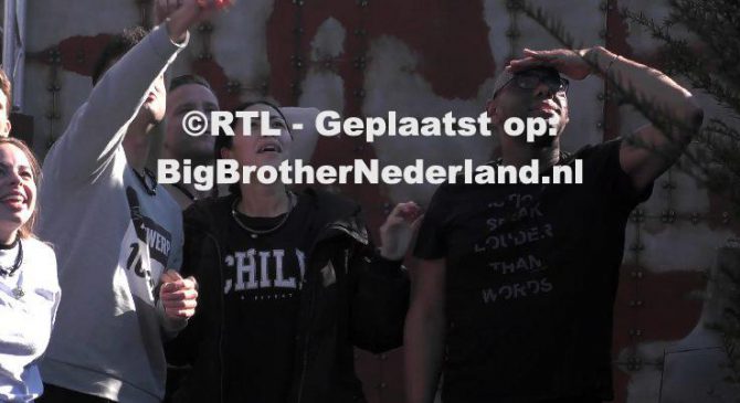 Een vliegtuigje komt over het Big Brother huis speciaal voor Nawel