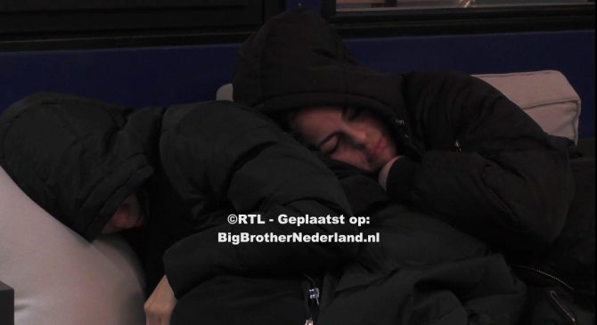 Nouchine heeft een boodschap uit de dagboekkamer en Nawel is erg verdrietig