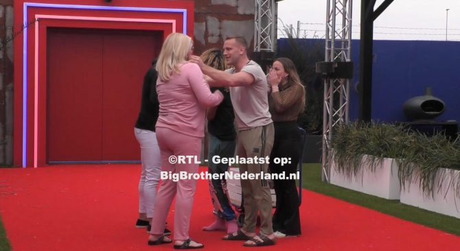 Oud bewoner Kitty komt het Big Brother huis in, ze blijft ook slapen