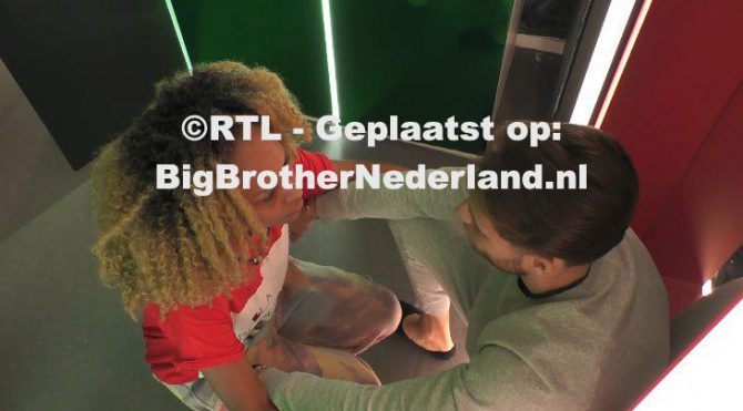 Tobias spreekt Grace aan, hij ziet dat het niet goed met haar gaat