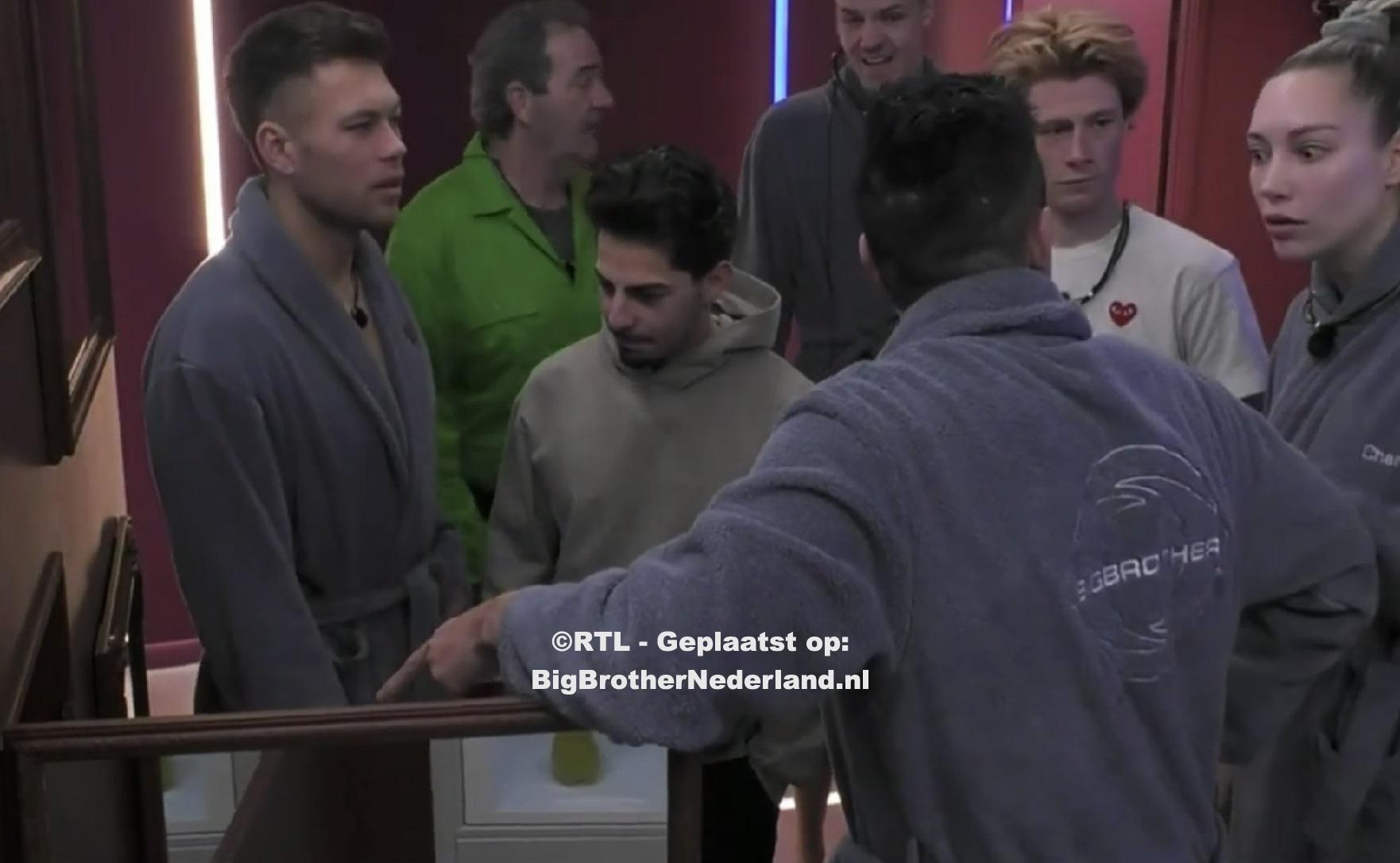 Ali vind zijn verstopte kleding, hij is ervan overtuigd dat het een secret mission is