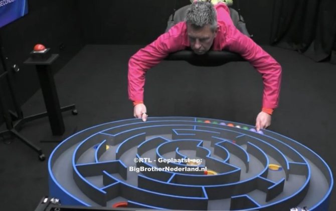 Bart gaat naar de secret room en speelt een spel