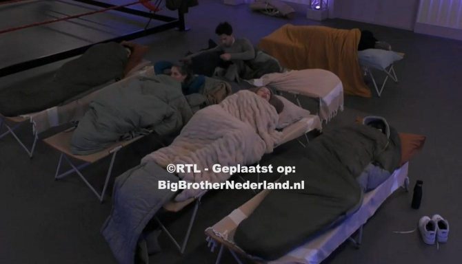 Big Brother grijpt in, het groene team moet binnen slapen in verband met de kou