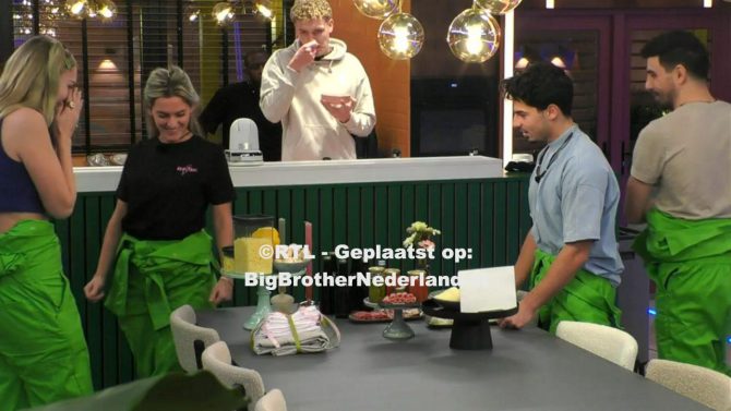 Het groene team geniet van pizza en Lindsey praat over Ilse die een gesloten houding heeft