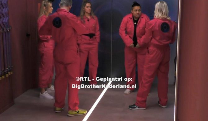 Het roze team moet naar de dagboekkamer om te nomineren en Rob valt uit naar Jason