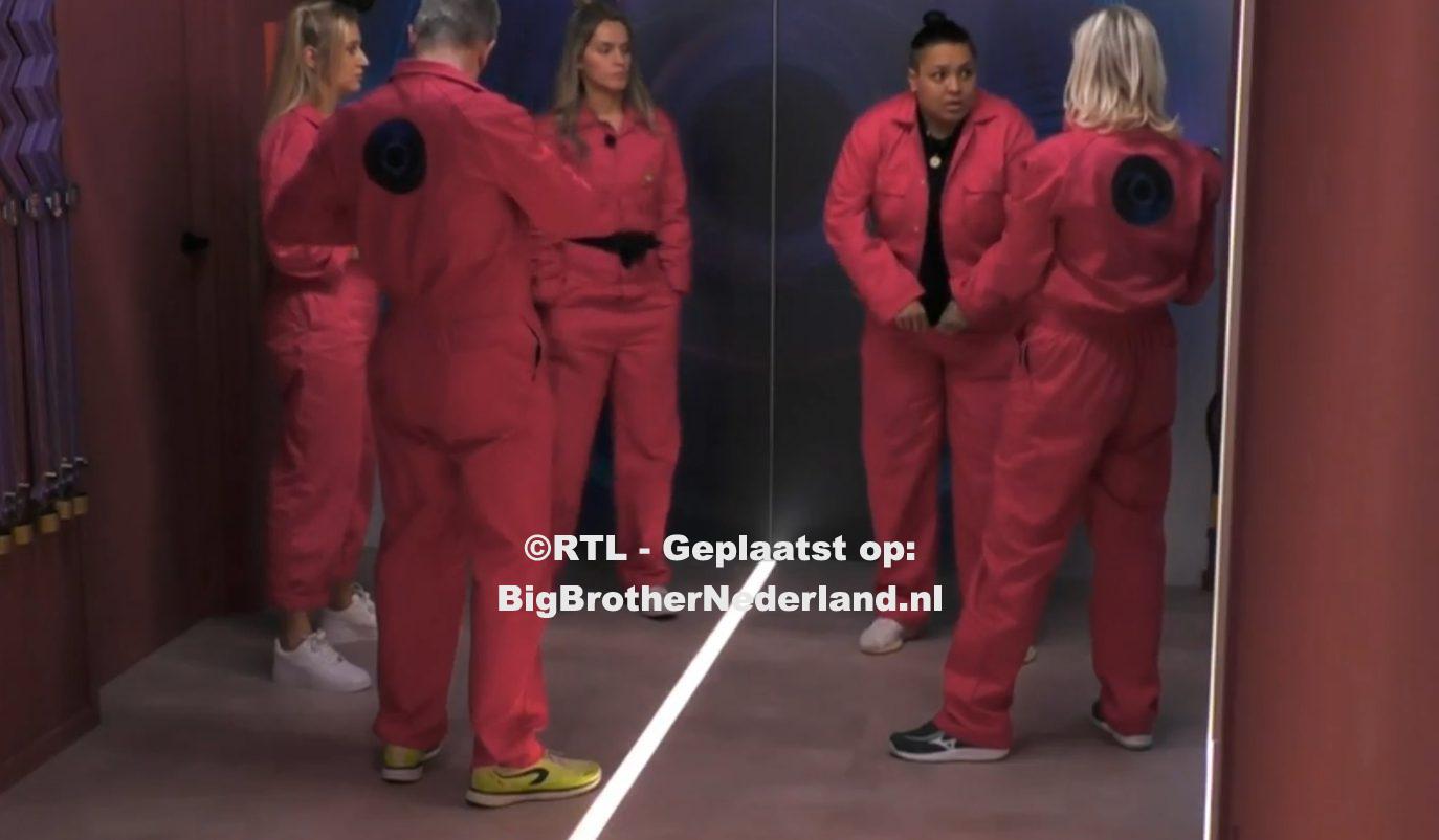 Het roze team moet naar de dagboekkamer om te nomineren en Rob valt uit naar Jason