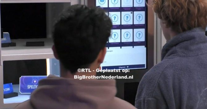 Ias, Michelangelo, Danny en Charlotte kopen speltickets uit de Big Brother wall