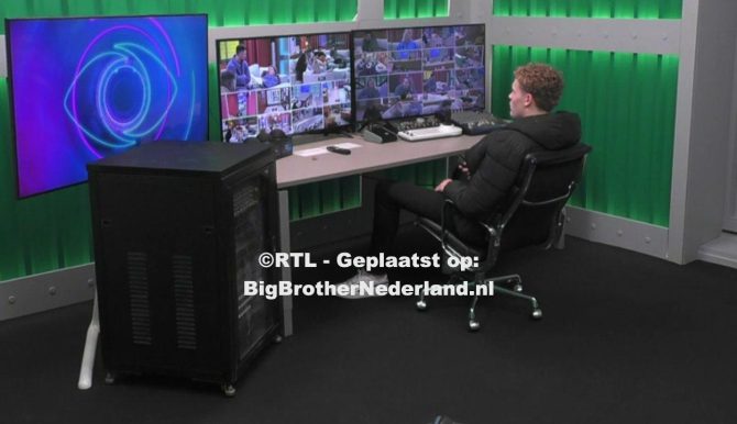 Jason verblijft in de Big Brother control room, hij moet zichzelf terug spelen in het huis