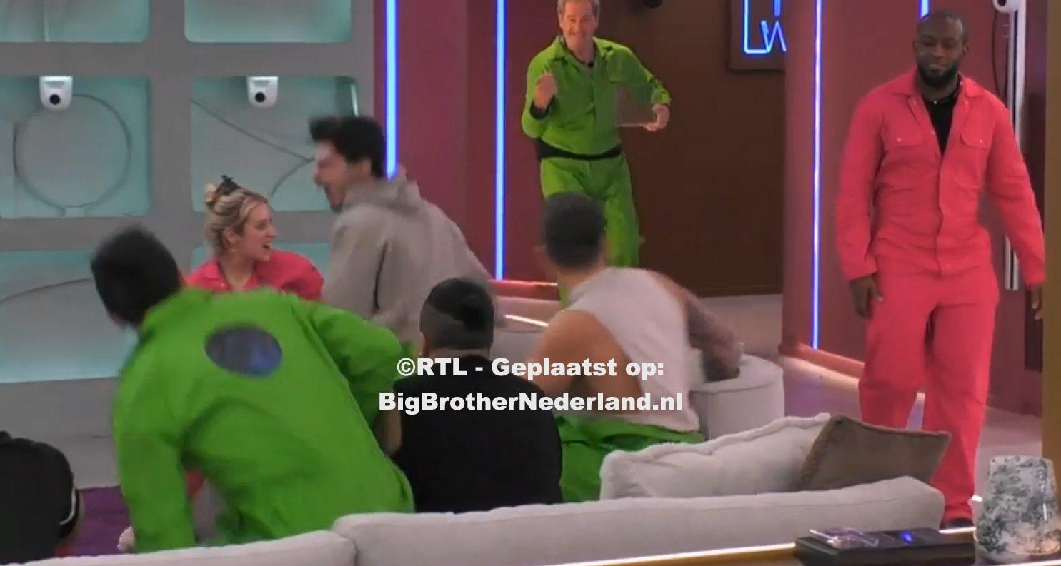 Rob wint tijdens een battle met Chayron alle Big Brother coins van het roze team
