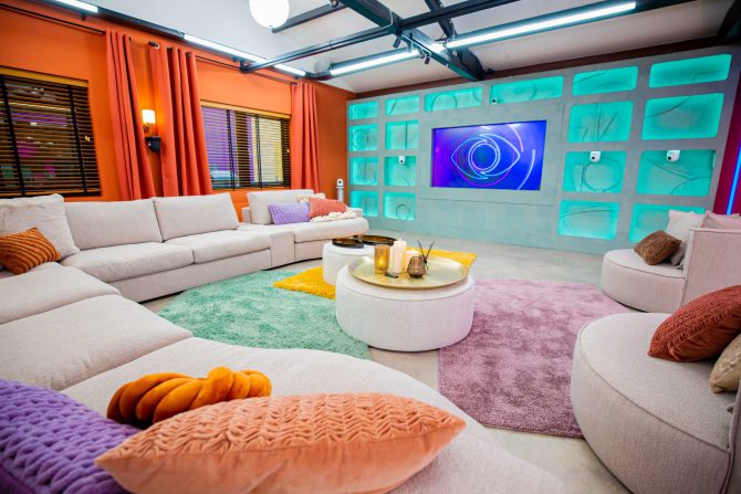 Geraldine en Tatyana geven een rondleiding in het Big Brother huis