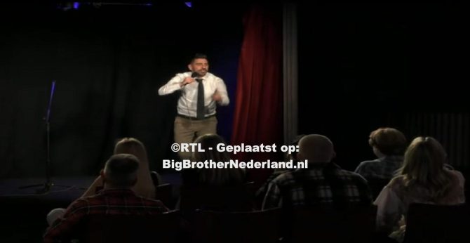 Ali geeft een optreden in het Big Brother theater en Charlotte haar moeder komt tijdens een freeze opdracht