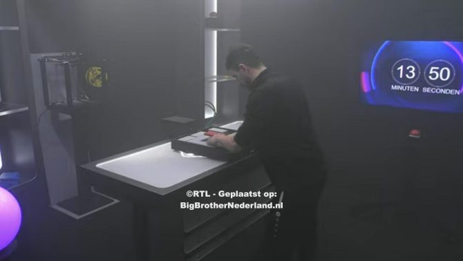 Ali speelt zijn spel in de secret room
