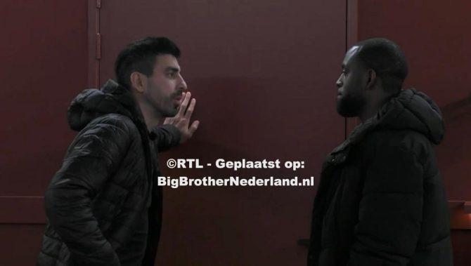 Chayron vertrouwt niemand meer in het huis