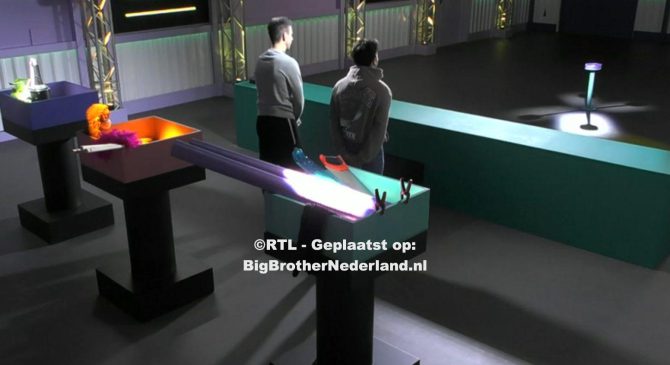 De bewoners moeten in duo’s een spel spelen in de gameroom