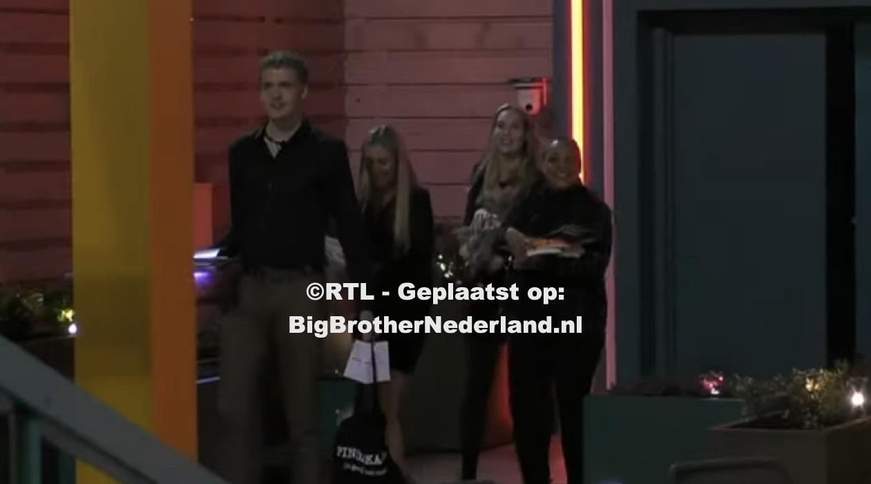 Jason, Charlotte, Jolien en Lindsey genieten van een valentijnsdiner