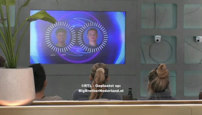 Jason en Michelangelo mogen samen in de secret room een spel spelen
