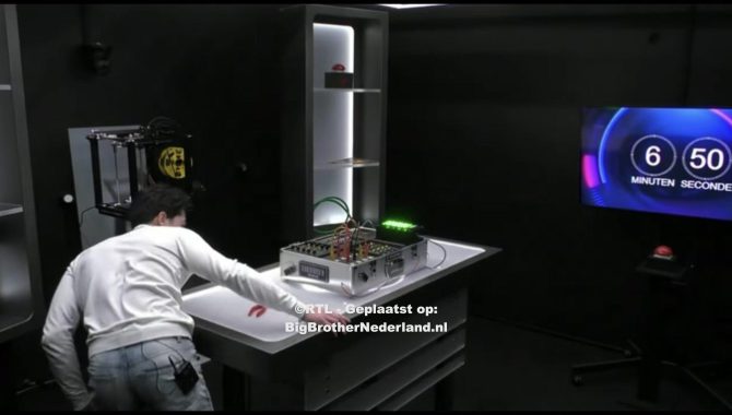 Jason en Michelangelo spelen een spel in de secret room en Jason moet al zijn coins afstaan aan een medebewoner