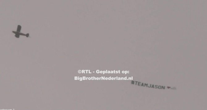 Jason wordt verrast met een vliegtuigje dat over het Big Brother huis vliegt