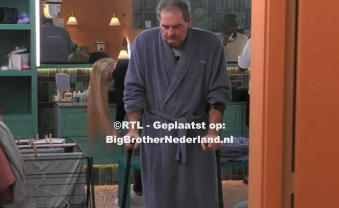 Rob staat weer op met pijn en de bewoners spelen een spel in de gameroom