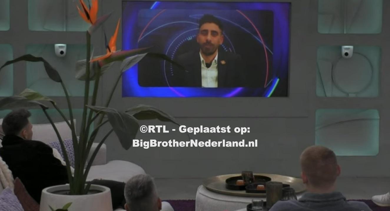 Ali spreekt de bewoners toe met een videoboodschap