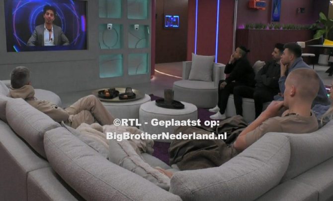 Back in time week is gestart, Bart moet naar de foto room en een videoboodschap van Michelangelo