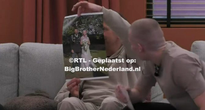 Bart doet een spel in de foto room, ook de bewoners doen een spel in de gameroom