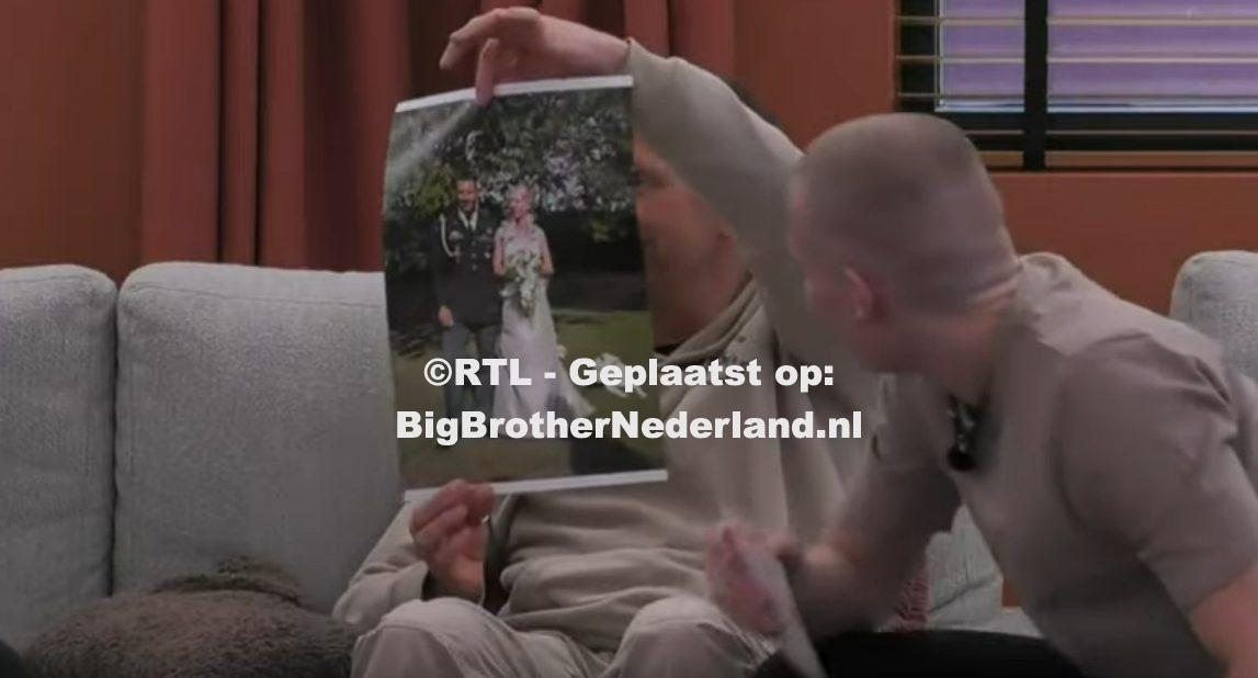 Bart doet een spel in de foto room, ook de bewoners doen een spel in de gameroom