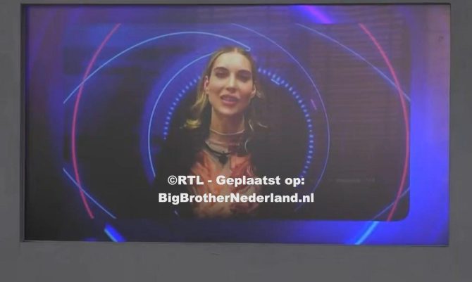 Charlotte spreekt de groep toe met een videoboodschap