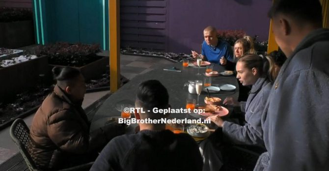 Een spannende dag voor de genomineerden, komt er vandaag een vliegtuigje voor Ali langs?