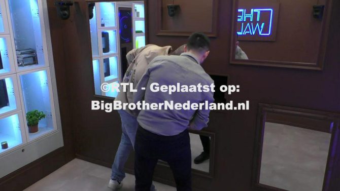 Charlotte en Jolien verzorgen een luxe diner en Bart heeft een secret mission