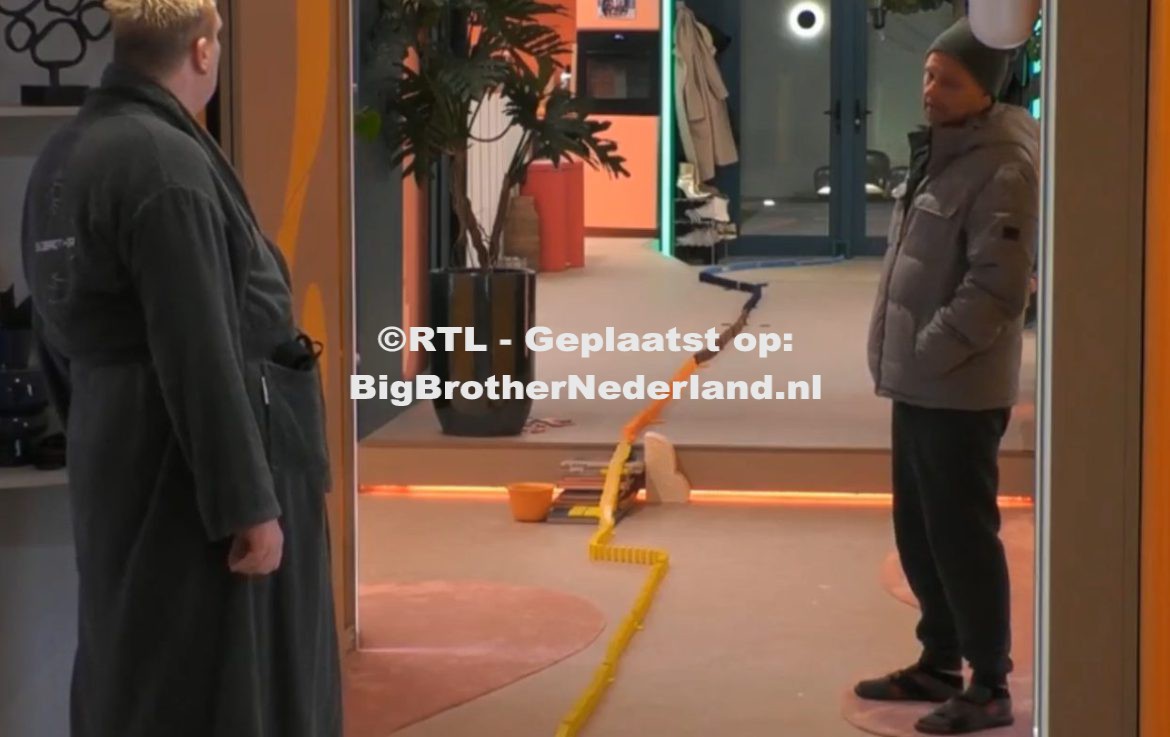 Danny en Jimmy bespreken als undercovers hoe ze de boel verder moeten saboteren