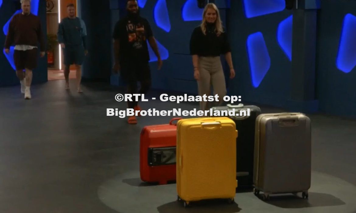 Alle bewoners krijgen hun koffers en horen dat er morgen iemand weggaat, daarna volgt er een klein feestje