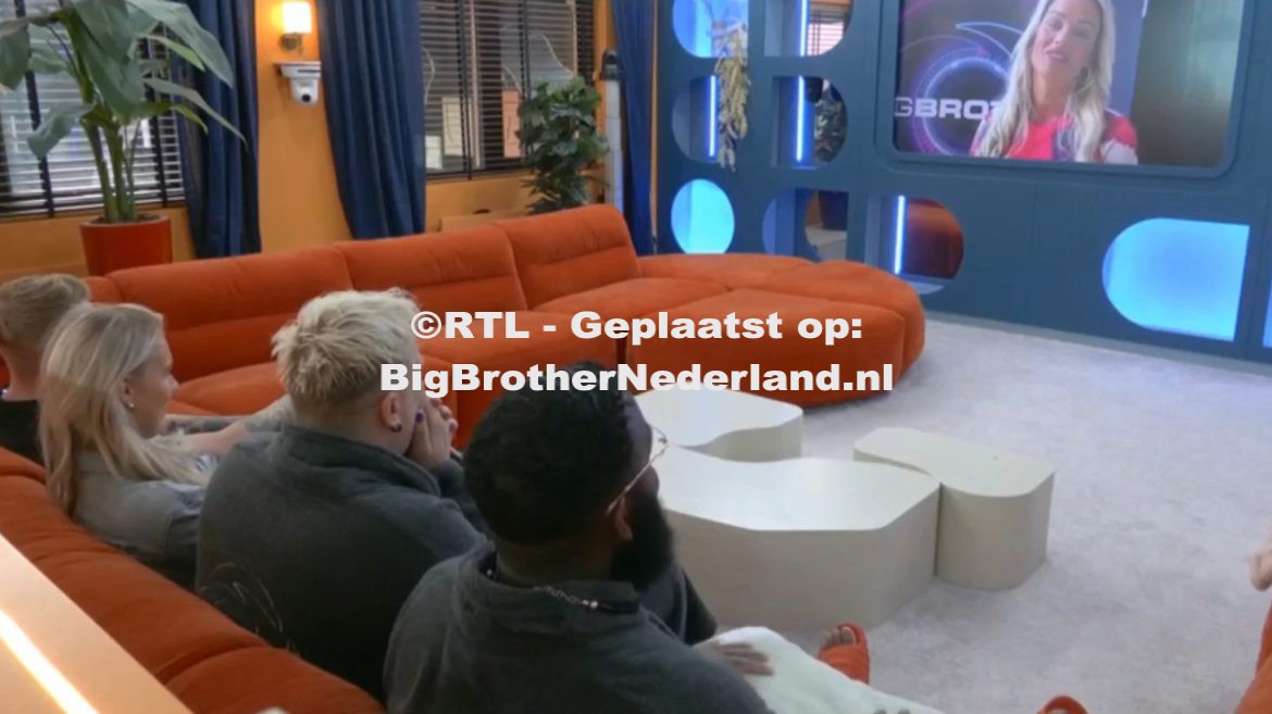 De bewoners krijgen een videoboodschap van Ashley