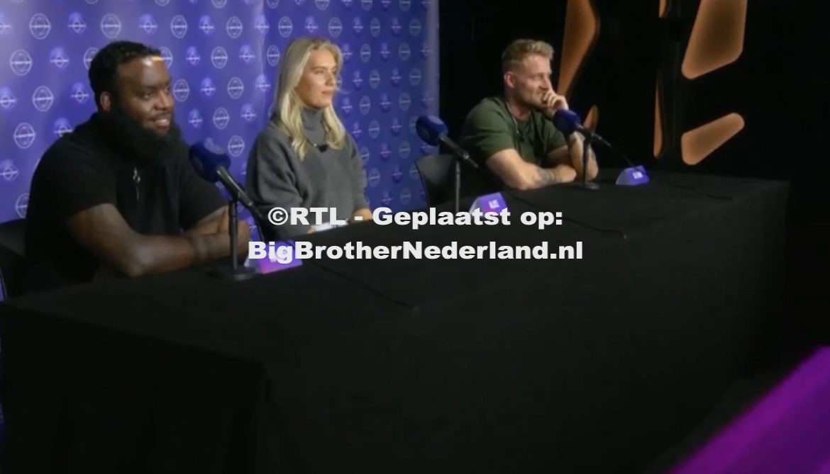 De finalisten beantwoorden vragen van fans tijdens de Big Brother conferentie
