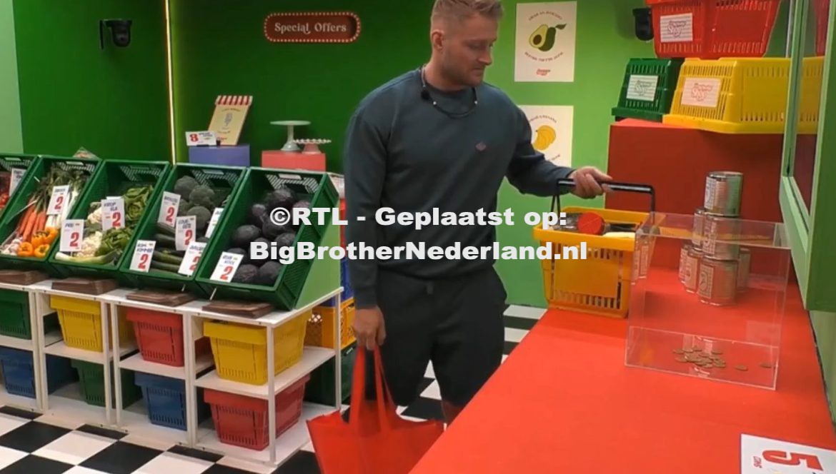 Glenn koopt cheesecake in de Big Brother shop, de bewoners hebben een rustige dag