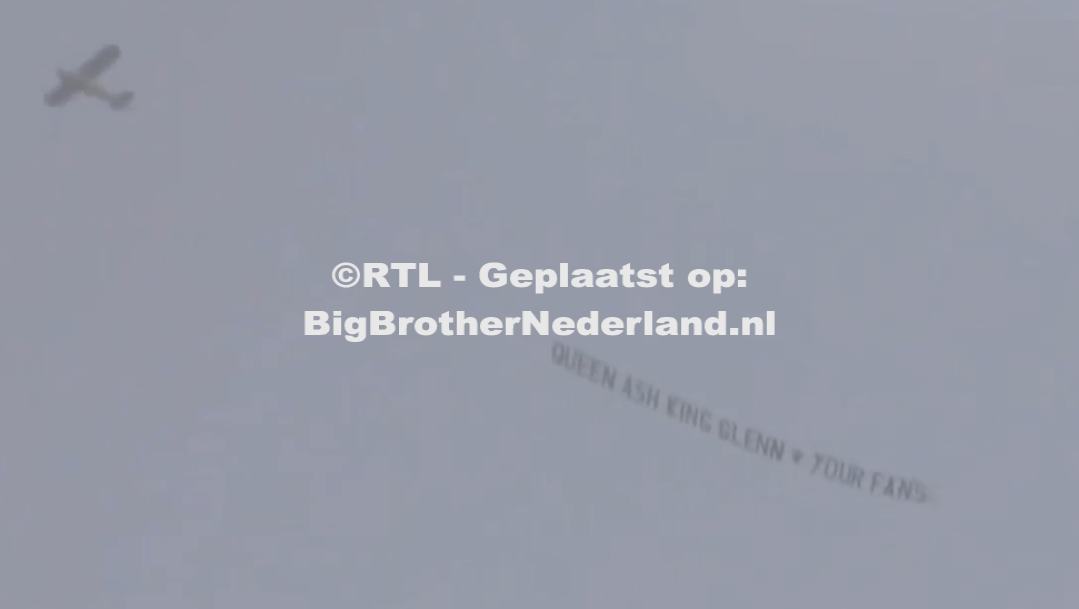 Het dertiende vliegtuigje vliegt over het Big Brother huis voor Ashley en Glenn