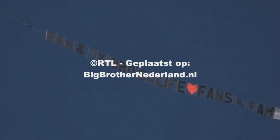 Het veertiende vliegtuigje vliegt over het Big Brother huis speciaal voor Randy