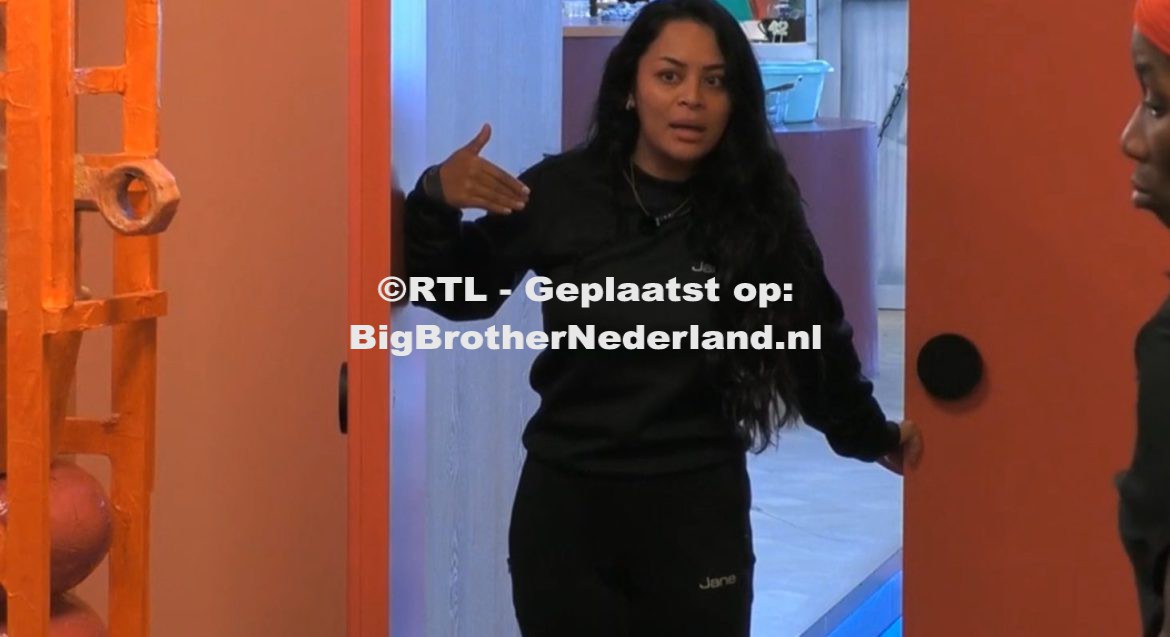 Jane wordt kwaad na een opmerking van Milena, ben je dom of zo