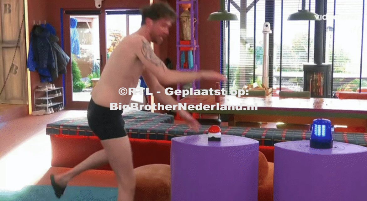 Papegaai Peter waarschuwt voor het zwaailicht, Axel drukt als eerst