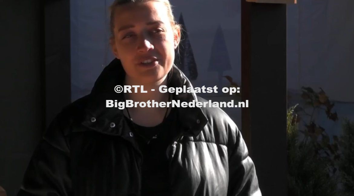 Sharice krijgt een videoboodschap van haar zus en de bewoners doen een spel